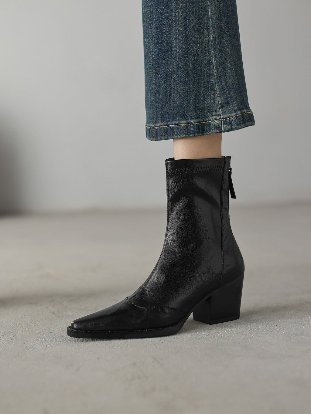 [Moloershow] 엘리나 양가죽 포인티드토 슬림핏 백지퍼 앵클부츠 (6.5cm)