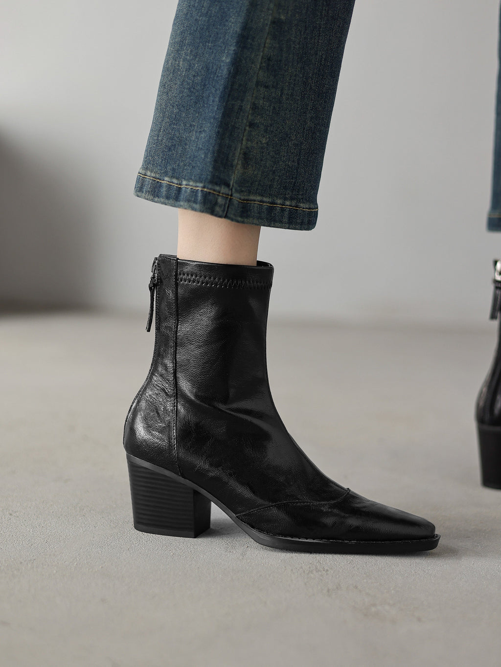 [Moloershow] 엘리나 양가죽 포인티드토 슬림핏 백지퍼 앵클부츠 (6.5cm)