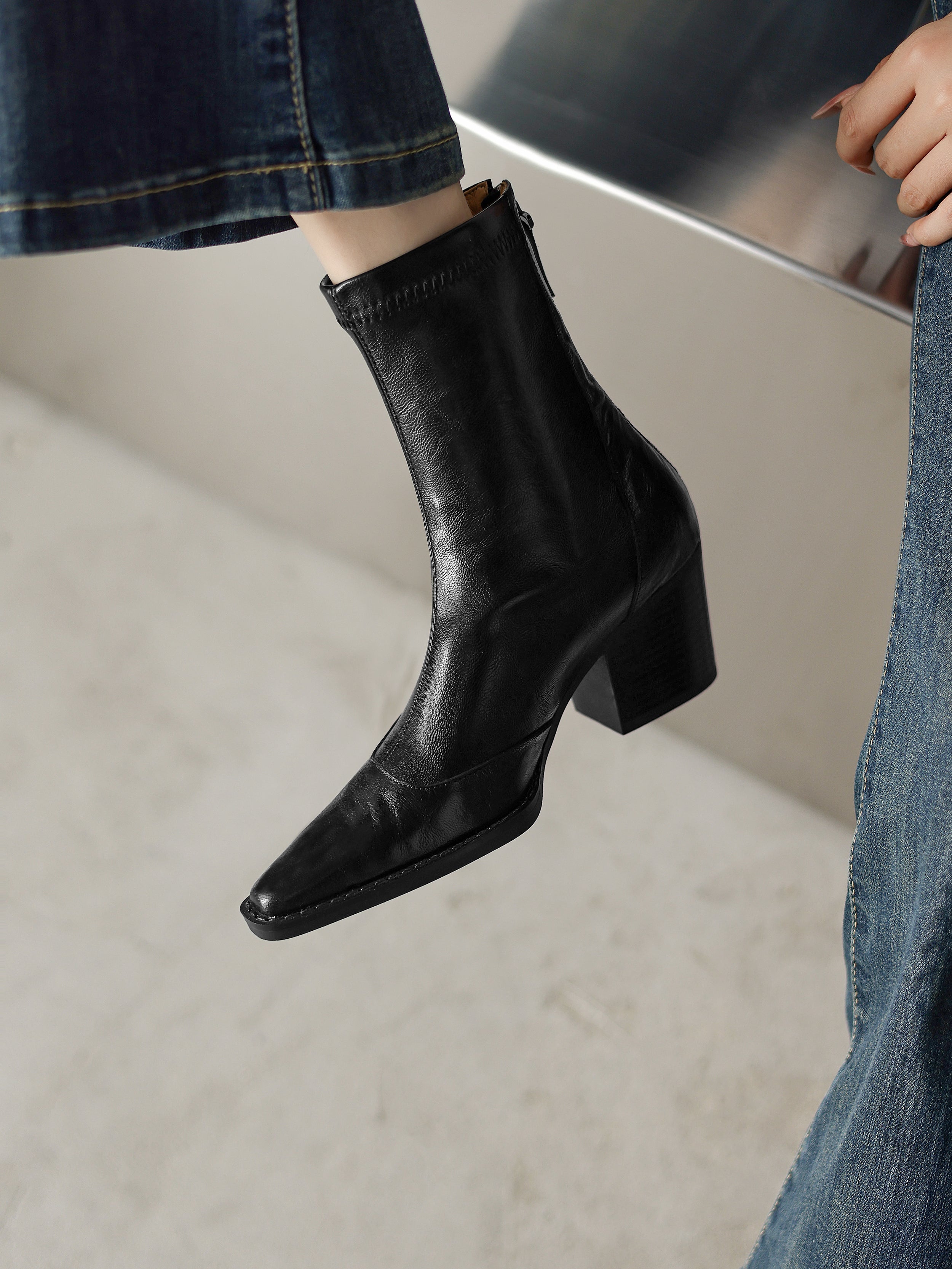 [Moloershow] 엘리나 양가죽 포인티드토 슬림핏 백지퍼 앵클부츠 (6.5cm)