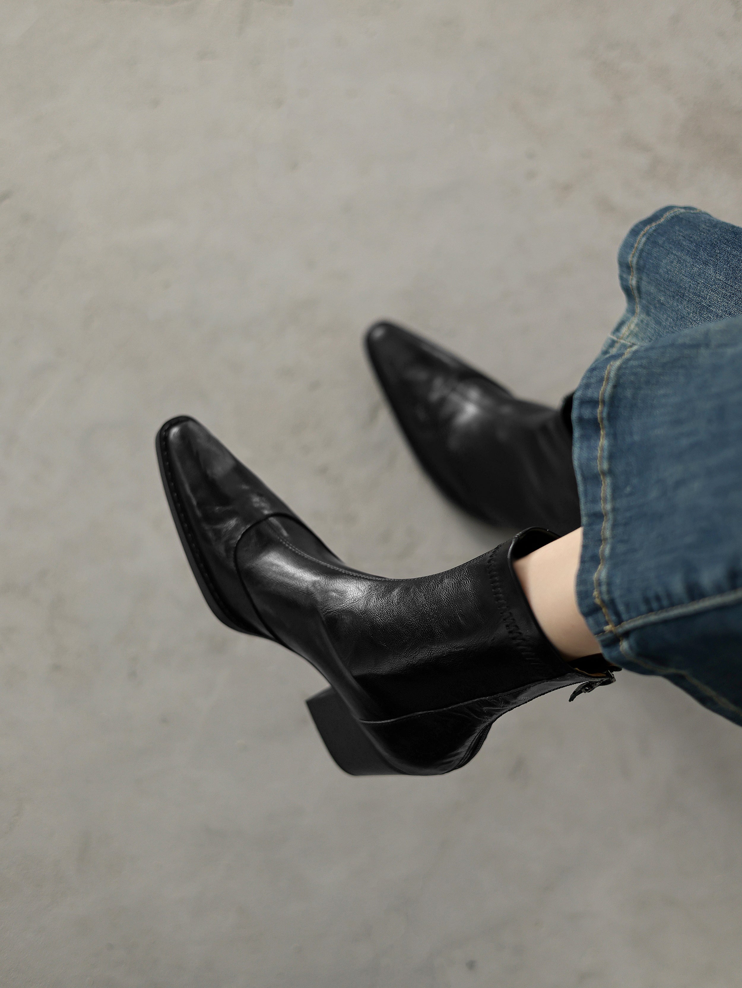 [Moloershow] 엘리나 양가죽 포인티드토 슬림핏 백지퍼 앵클부츠 (6.5cm)