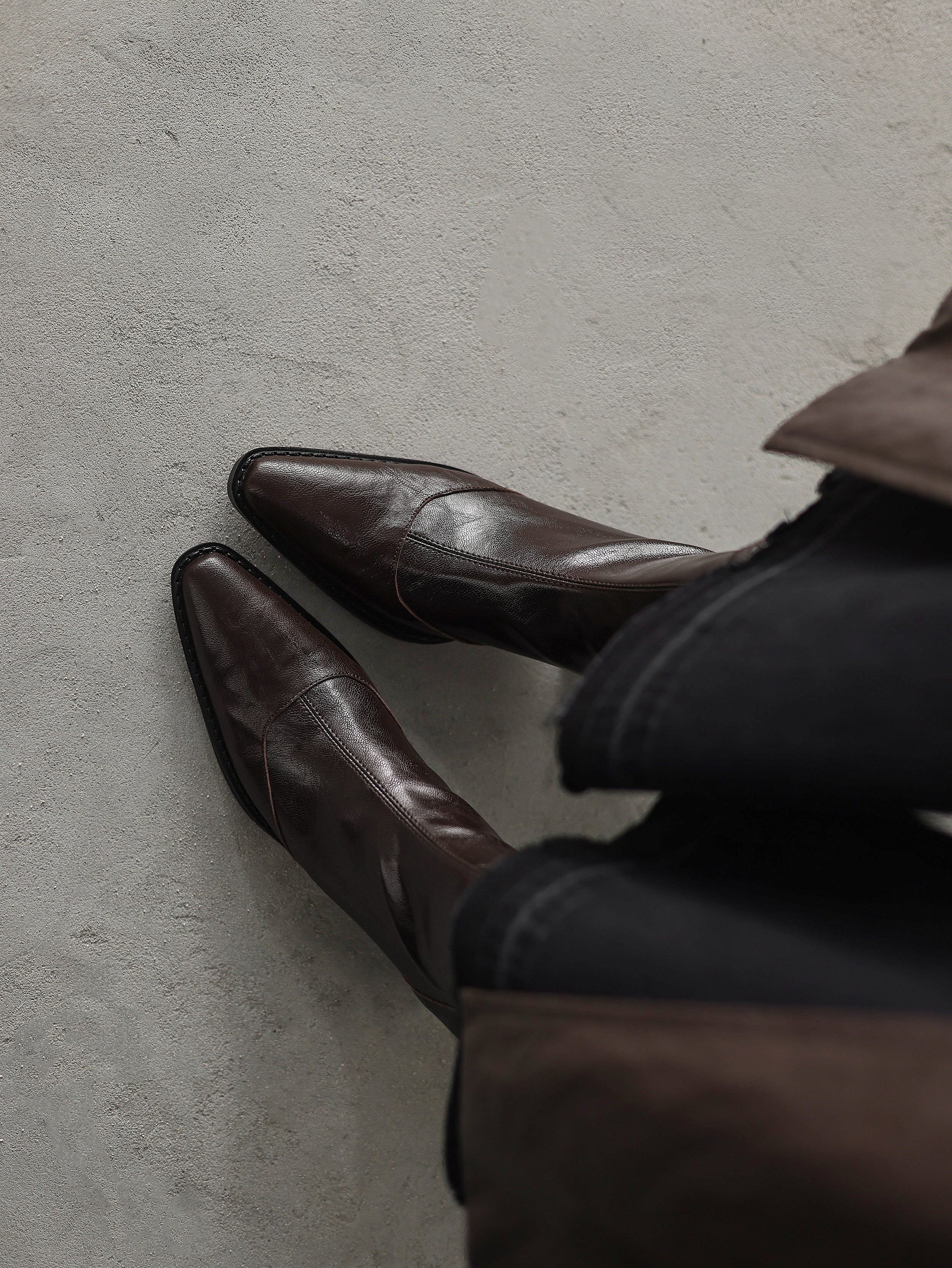 [Moloershow] 엘리나 양가죽 포인티드토 슬림핏 백지퍼 앵클부츠 (6.5cm)