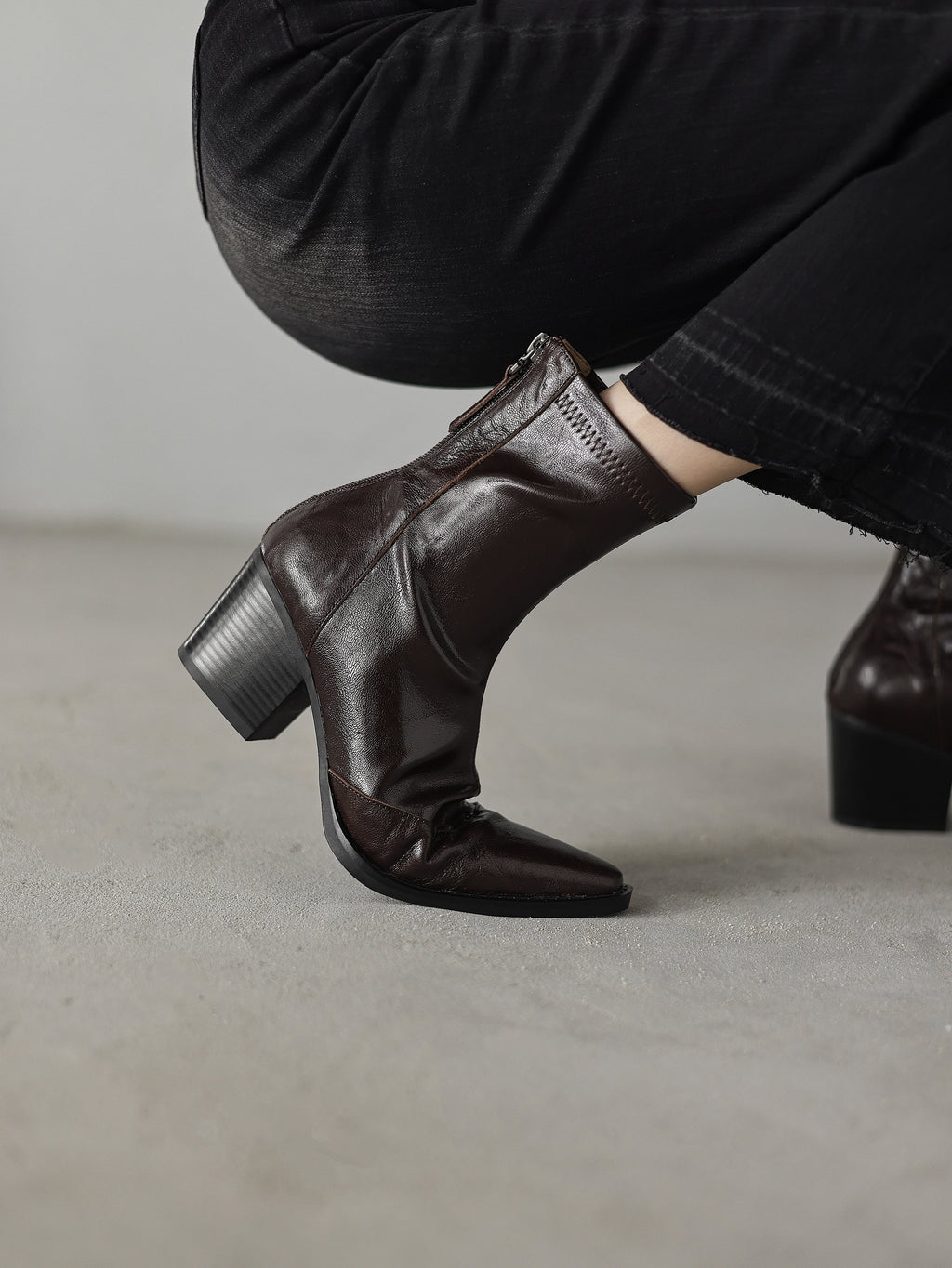 [Moloershow] 엘리나 양가죽 포인티드토 슬림핏 백지퍼 앵클부츠 (6.5cm)