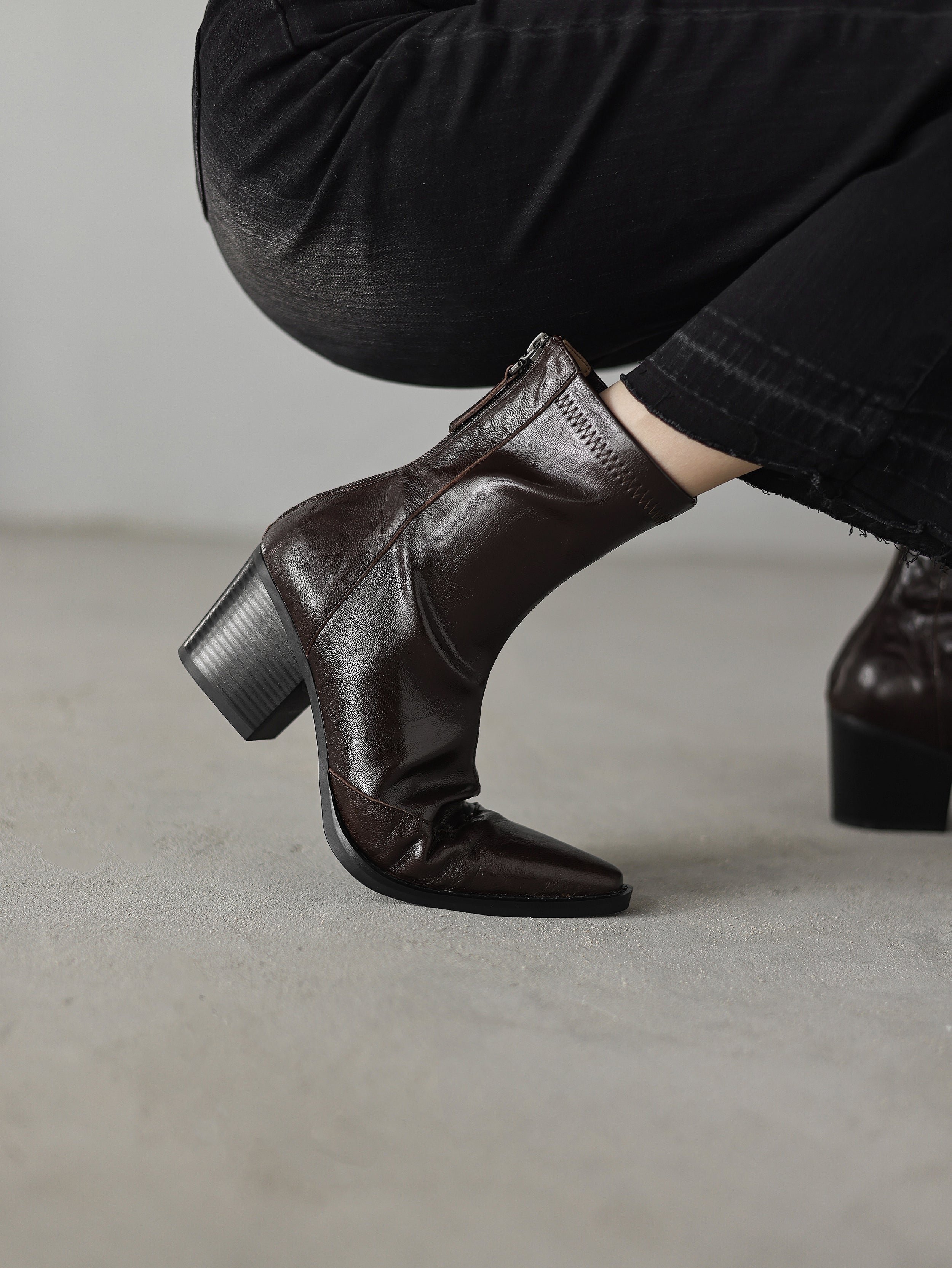 [Moloershow] 엘리나 양가죽 포인티드토 슬림핏 백지퍼 앵클부츠 (6.5cm)