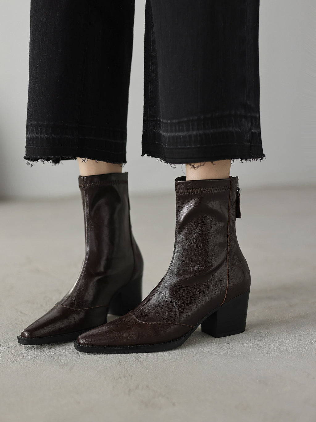 [Moloershow] 엘리나 양가죽 포인티드토 슬림핏 백지퍼 앵클부츠 (6.5cm)