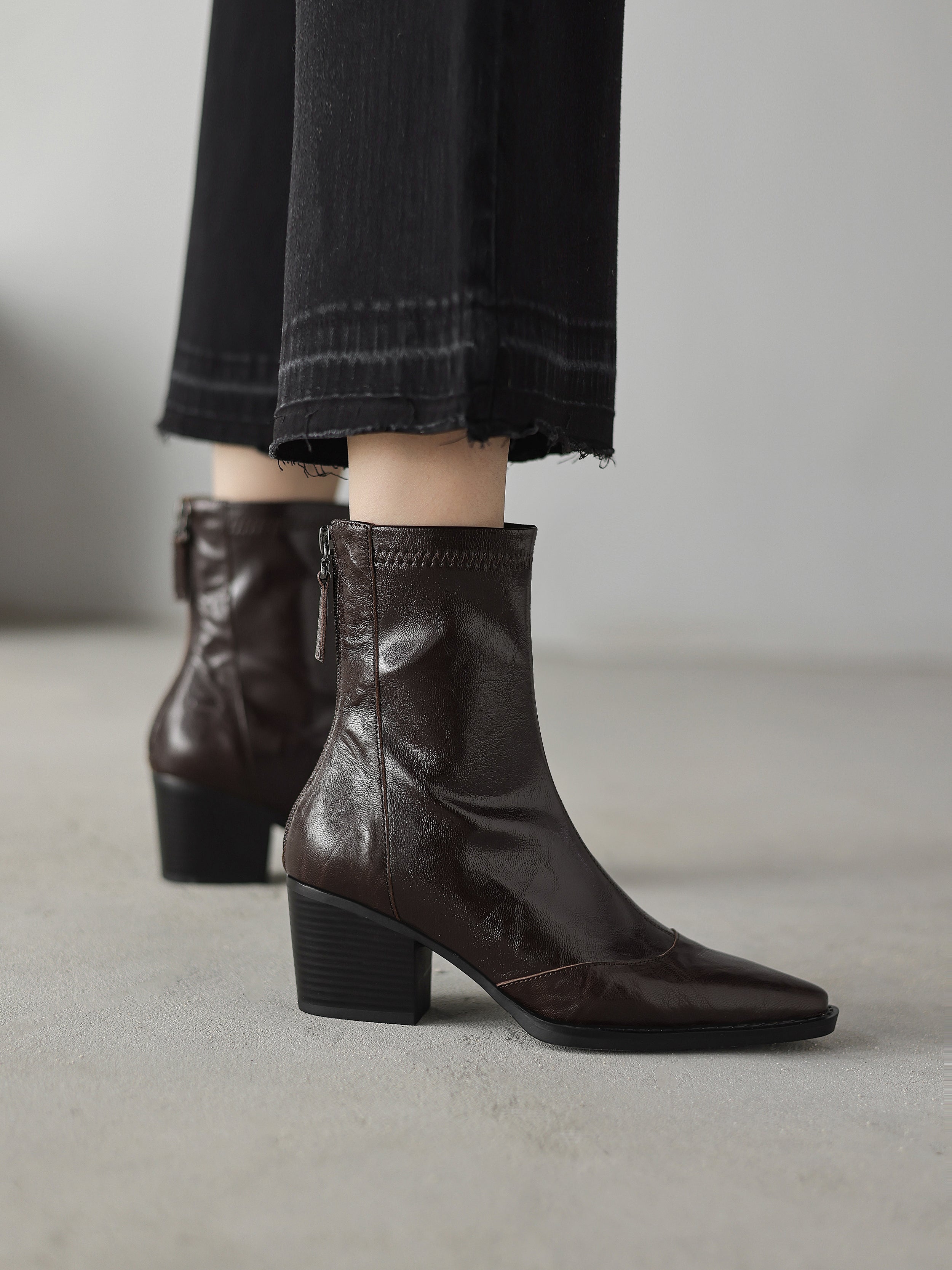 [Moloershow] 엘리나 양가죽 포인티드토 슬림핏 백지퍼 앵클부츠 (6.5cm)