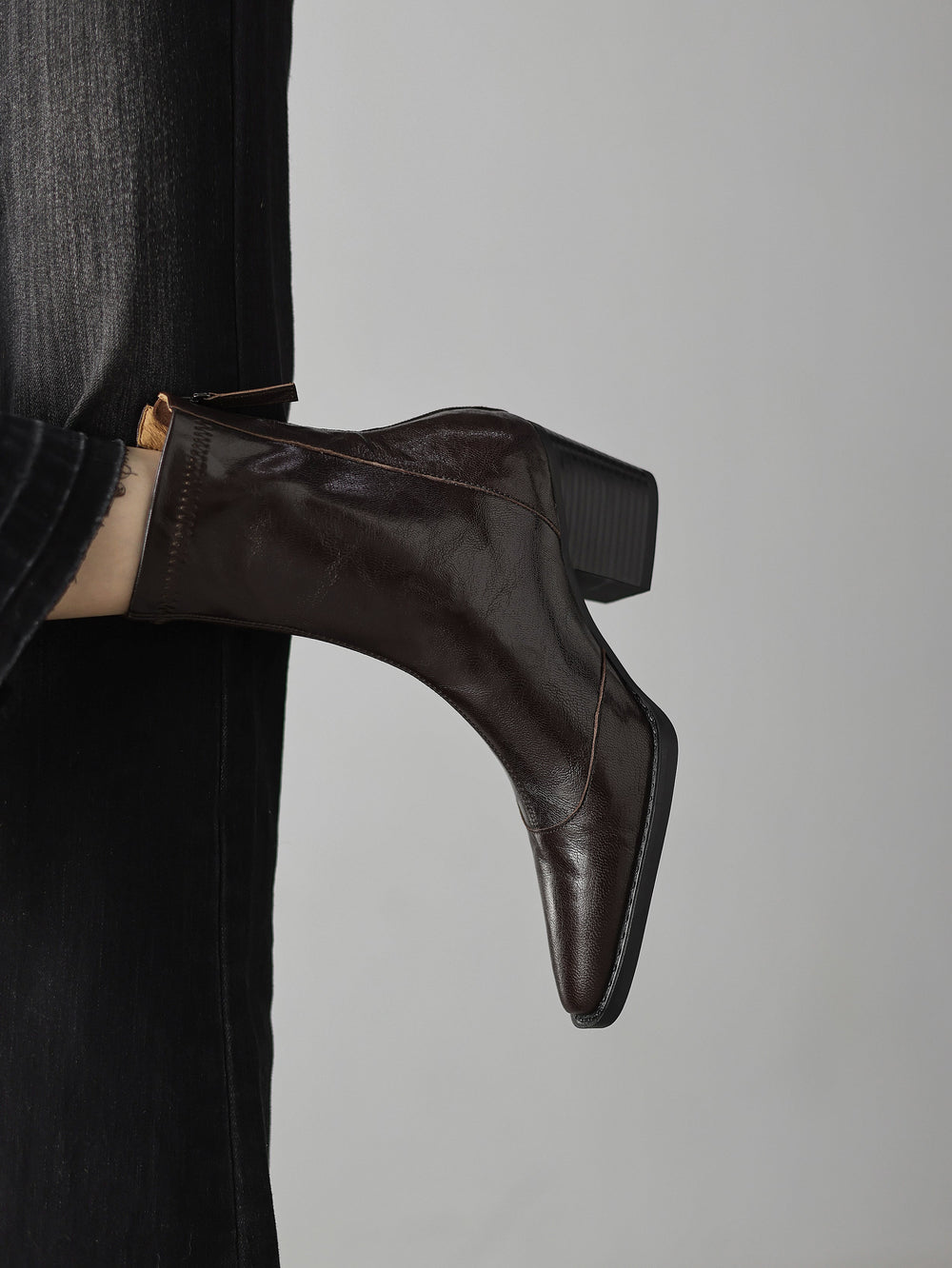 [Moloershow] 엘리나 양가죽 포인티드토 슬림핏 백지퍼 앵클부츠 (6.5cm)