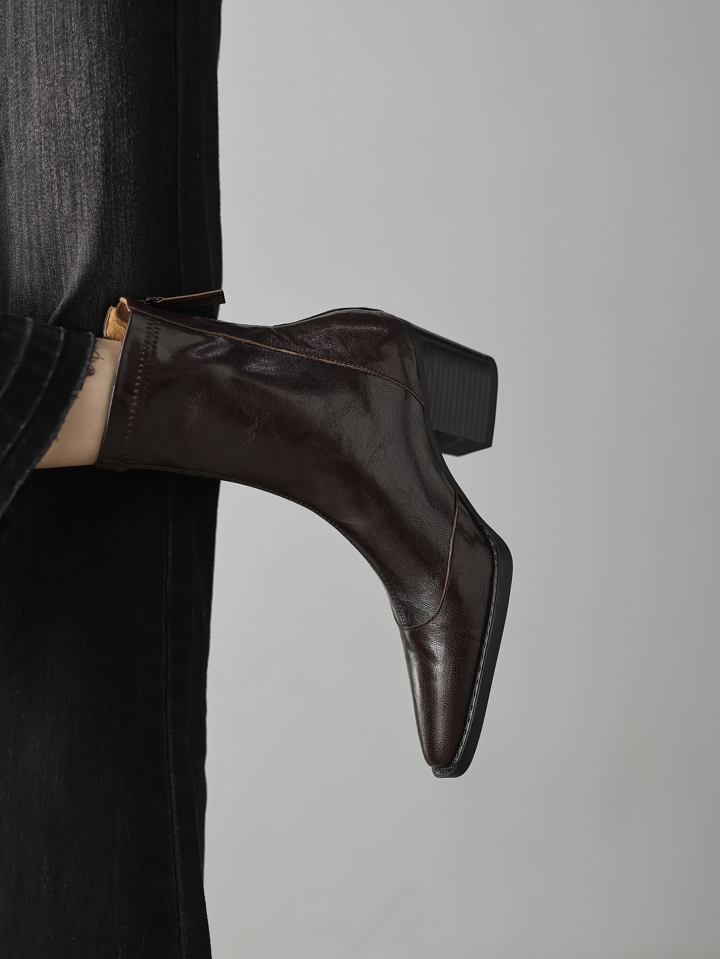 [Moloershow] 엘리나 양가죽 포인티드토 슬림핏 백지퍼 앵클부츠 (6.5cm)