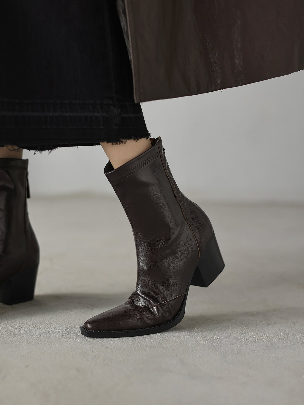 [Moloershow] 엘리나 양가죽 포인티드토 슬림핏 백지퍼 앵클부츠 (6.5cm)