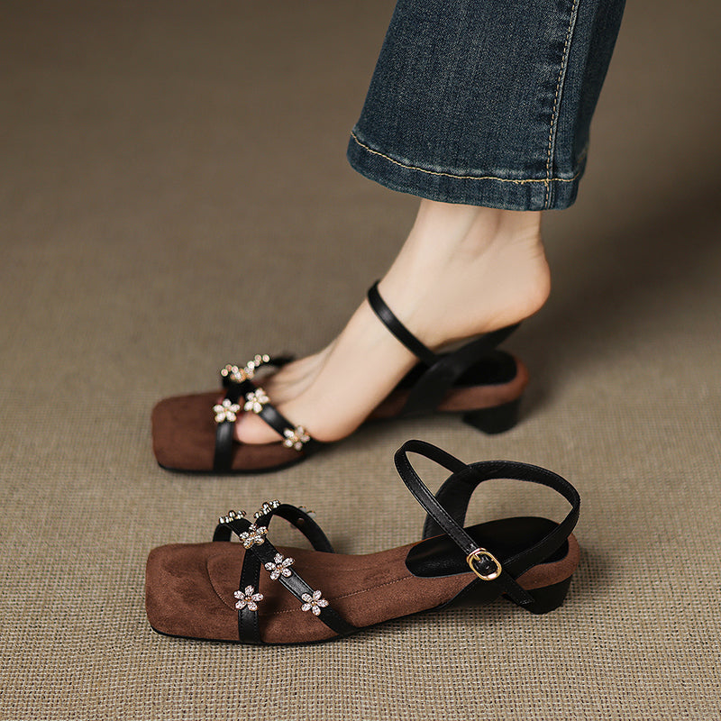 [M144] 에로웬(Elowen) 플라워 스톤 크로스 스트랩 샌들 2.5cm - 블랙