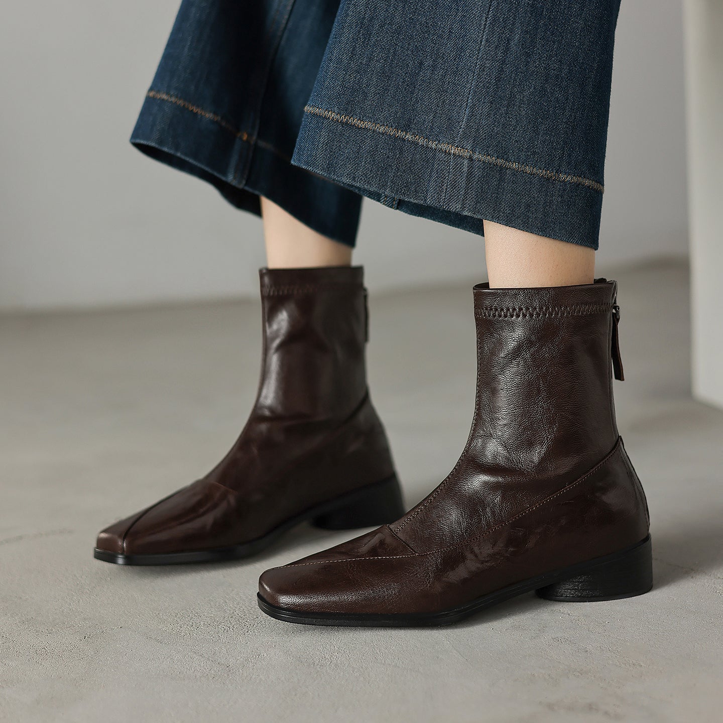 마고(The Margot) 양가죽 세미 스퀘어토 앵클부츠 (3cm) - 브라운