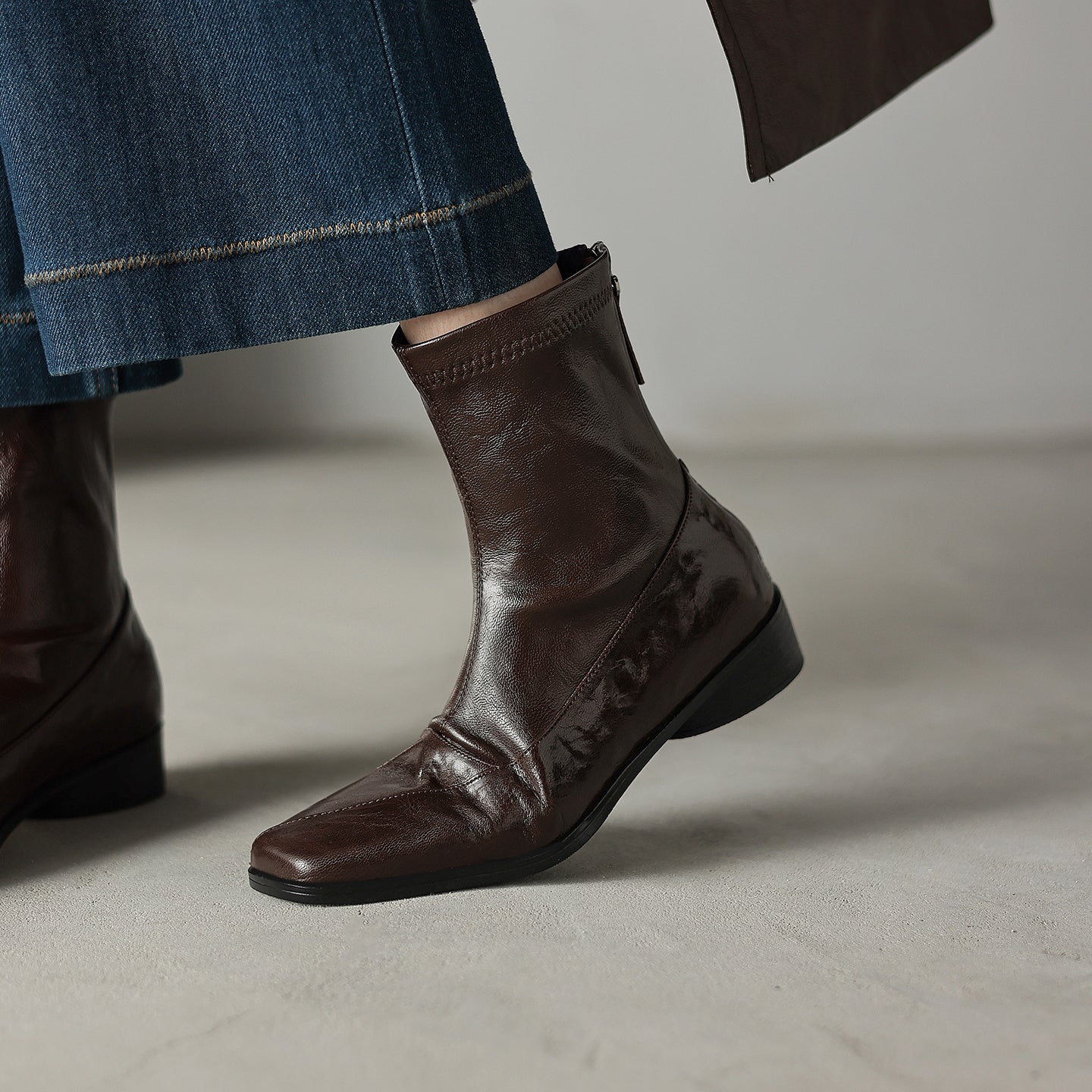 마고(The Margot) 양가죽 세미 스퀘어토 앵클부츠 (3cm) - 브라운